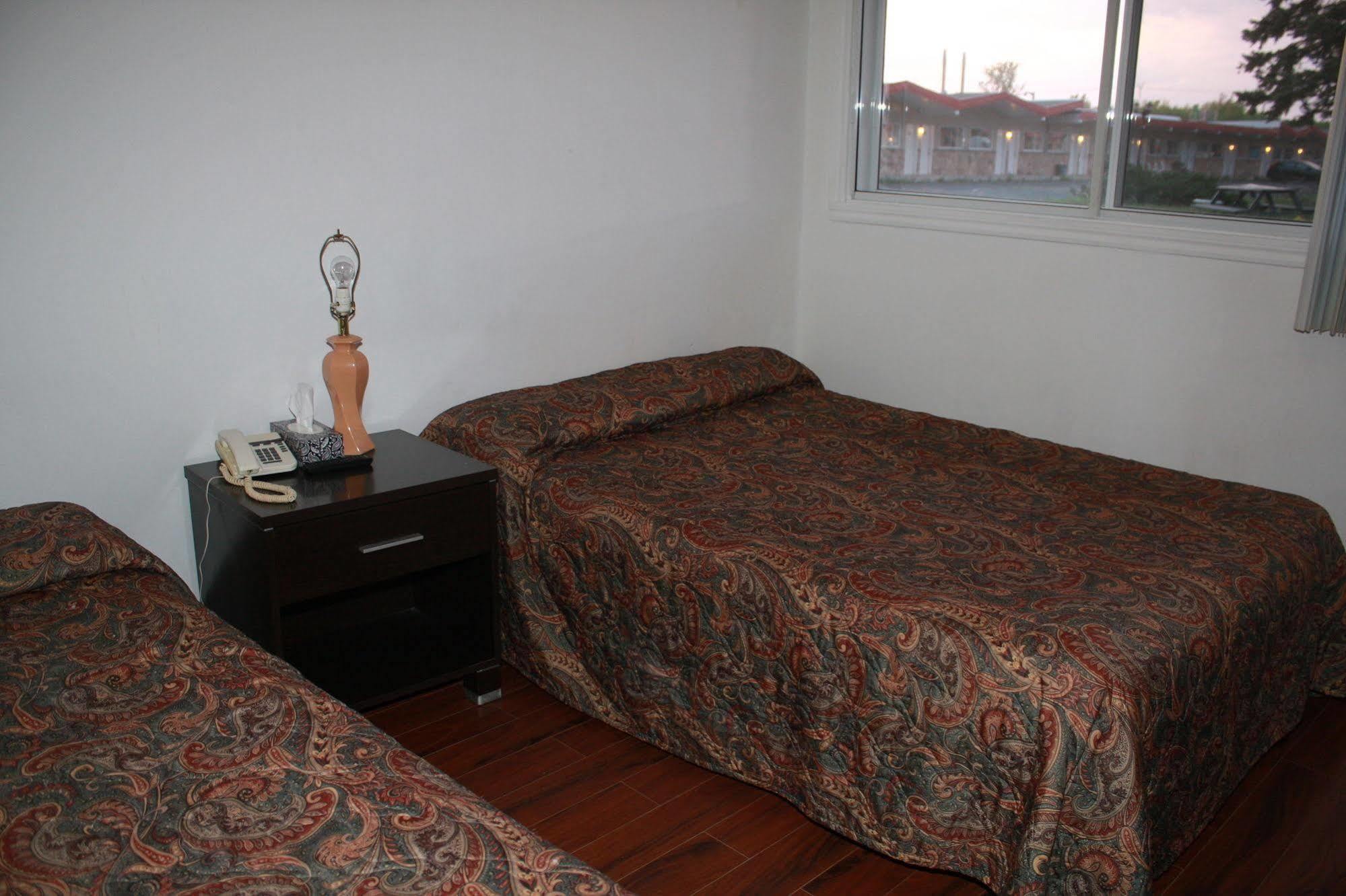 Grand Motel Saint-Hubert Longueuil Eksteriør billede